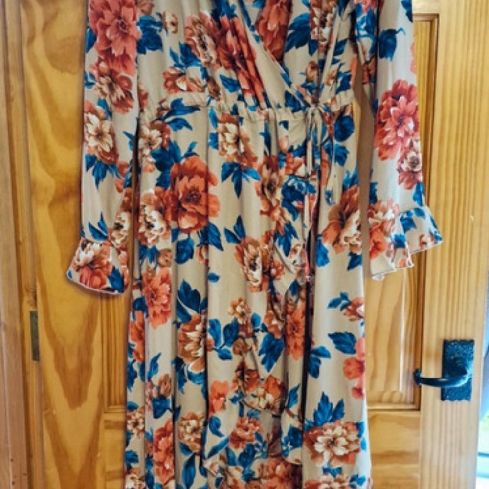 Size 20 never worn Boohoo beige dress with floral print.
